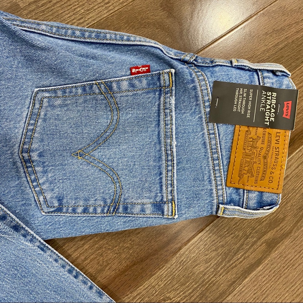 Levi’s Ribcage Straight Ankle Jeans - Picture 5 of 9